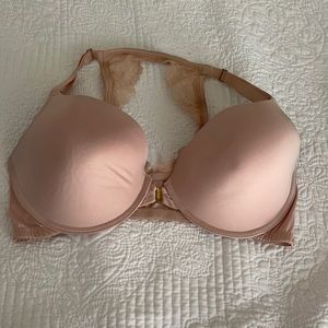 Jessica Simpson bra